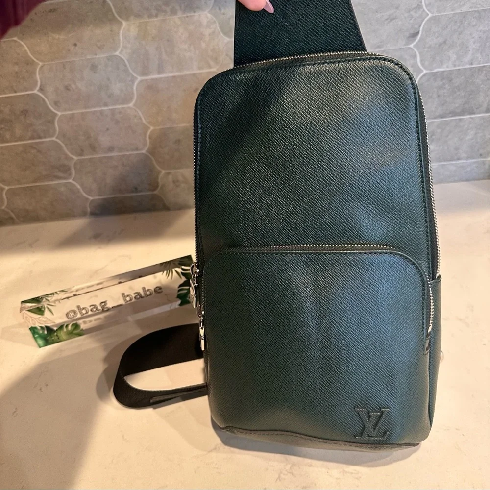 Louis Vuitton Avenue SlingBag Tiaga Leather Green - Picture 3 of 16